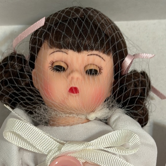 Madame Alexander Collecting Buttons 8” doll in box - Picture 4 of 8